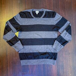 Old Navy Men's V-Neck Sweater in Gray and Black Stripes
